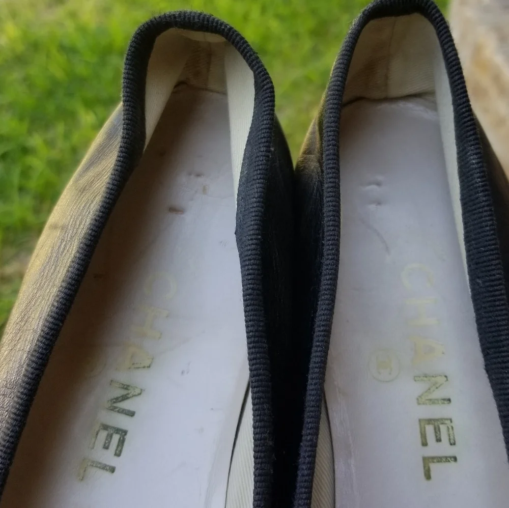 CHANEL Black Leather Cap-Toe Ballet Flats